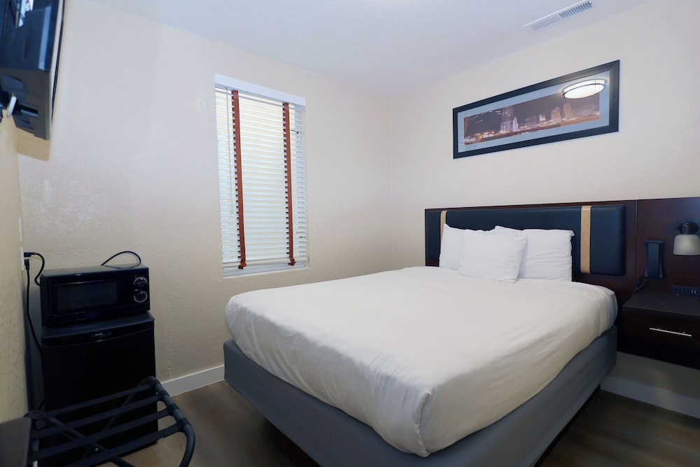ROOM, QUEEN BED, INTERIOR VIEW