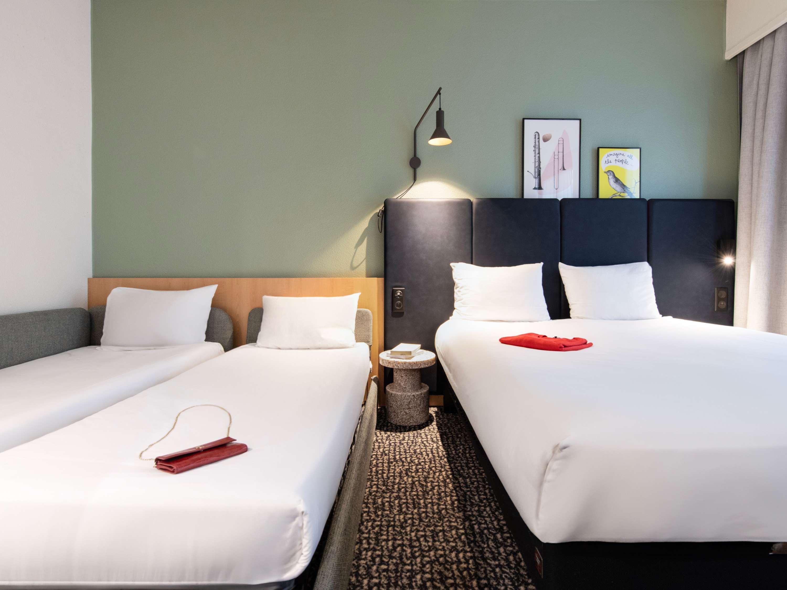 غرفة قياسية بسرير مزدوج وسريرين منفصلين، ibis Paris Grands Boulevards Opera 9th Hotel 4/8