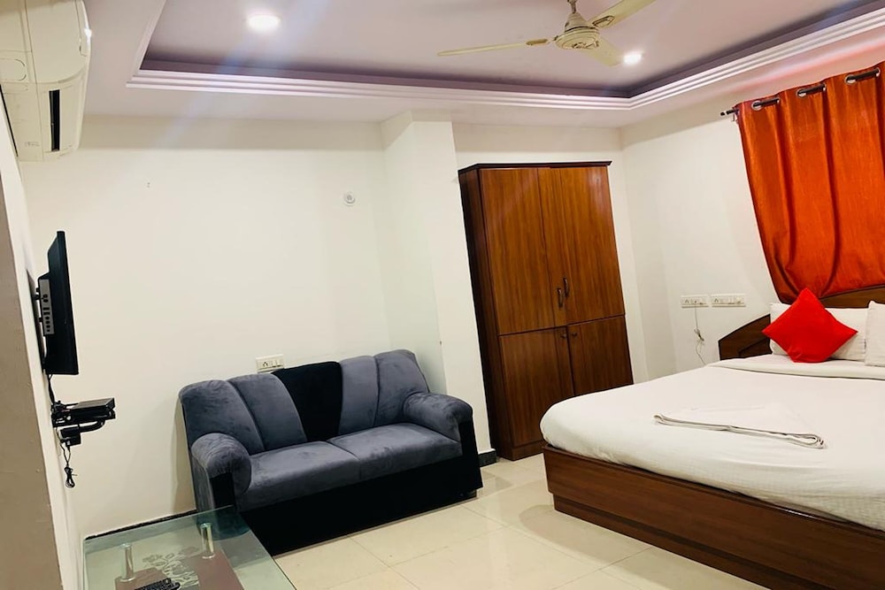 Oyo 12083 Hotel Champion Inn 14/25