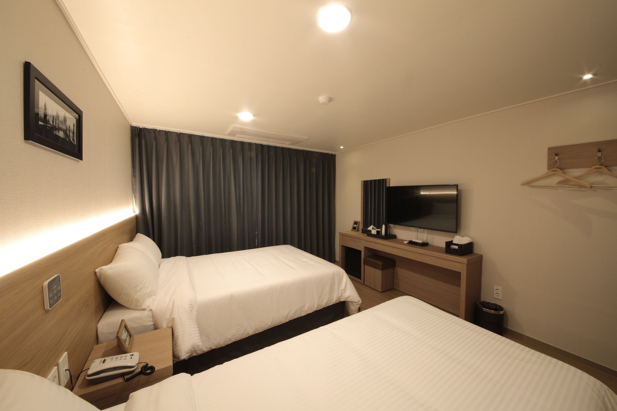 DELUXE, TWIN BEDS, PARTIAL OCEAN VIEW