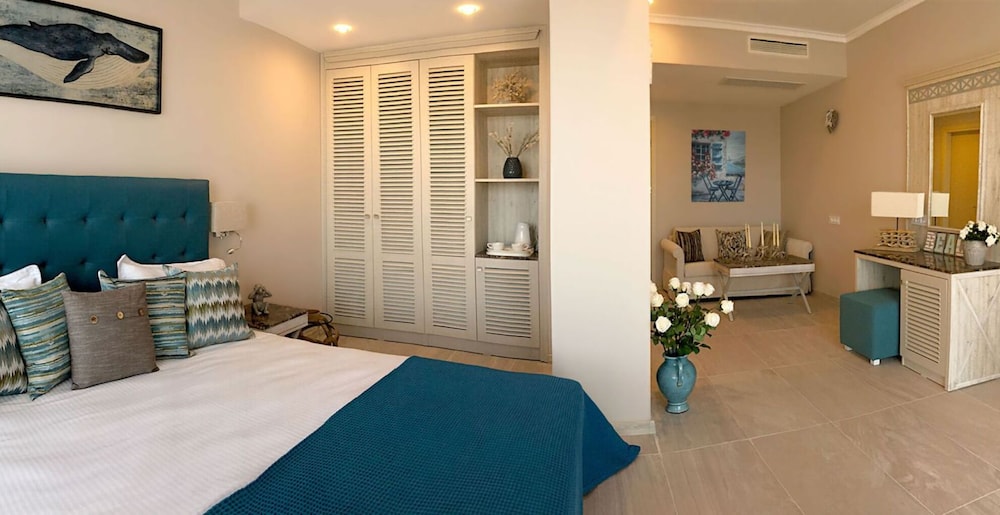 Junior Suite, Queen Bed, Landscape View, Sofa