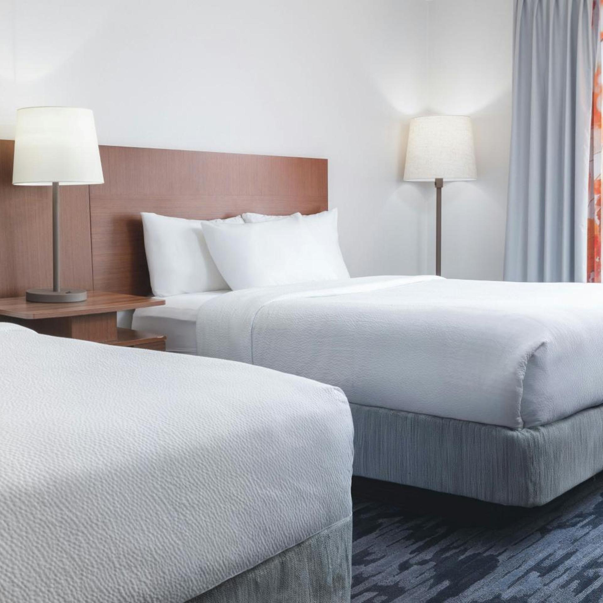 غرفة بسريرين كوين بحوض استحمام لذوي الإعاقة، Fairfield Inn Suites By Marriott Cincinnati Eastgate 2/5
