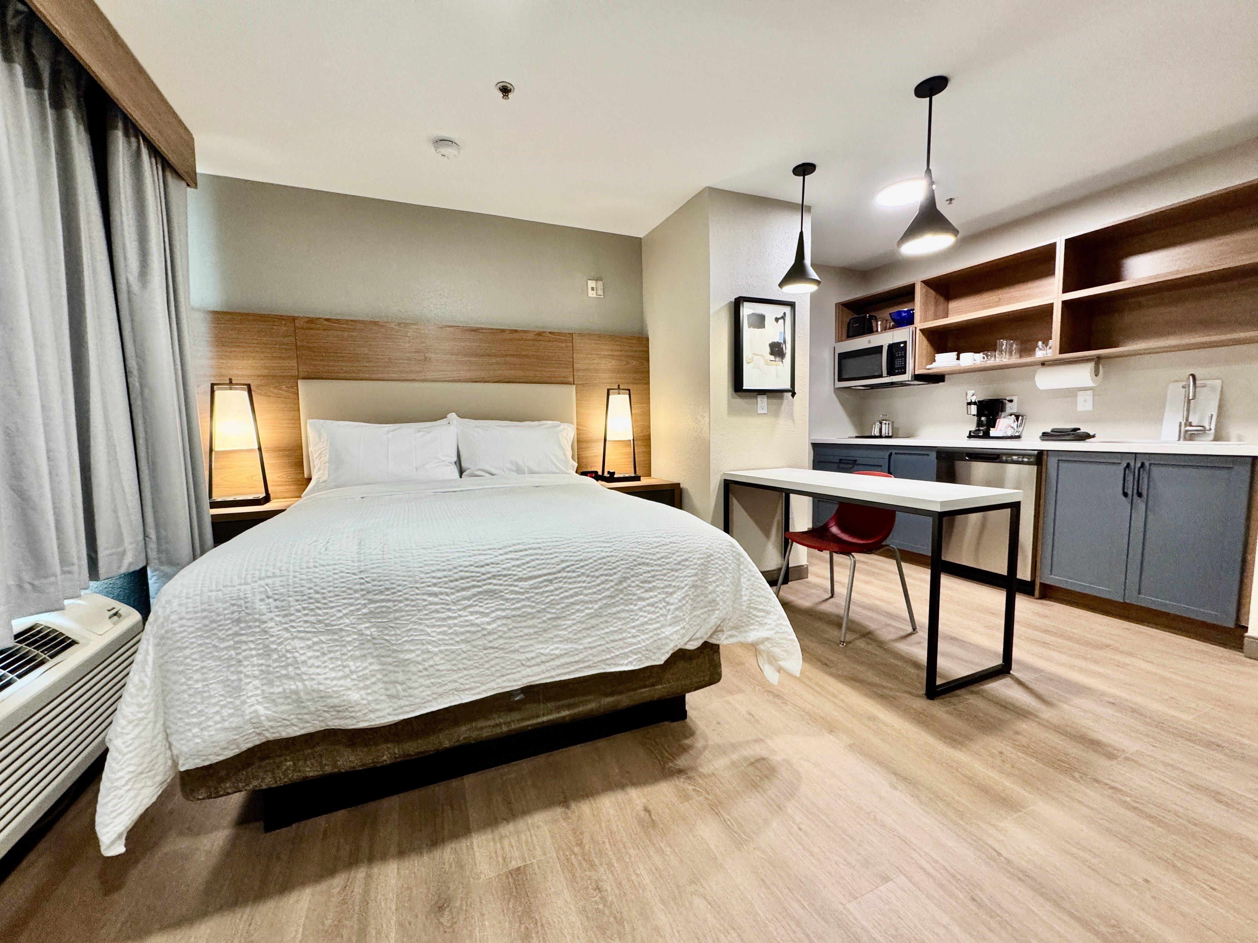 Studio, Queen Bed, Accessible