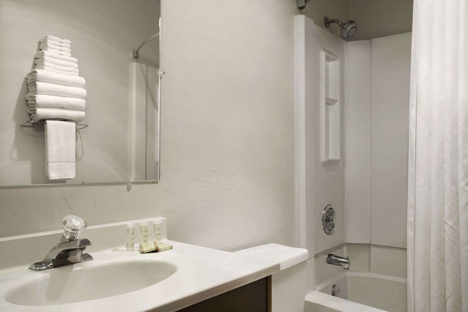 Super 8 by Wyndham Portland Airport 23/23