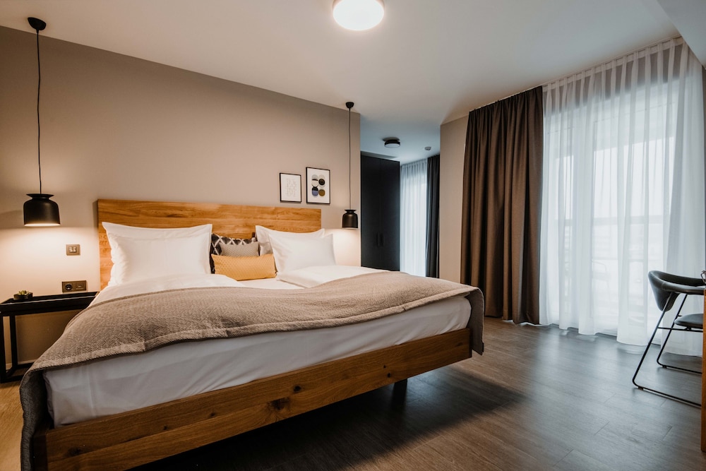 3 BEDROOMS, LUXURY, PENTHOUSE, SUITE
