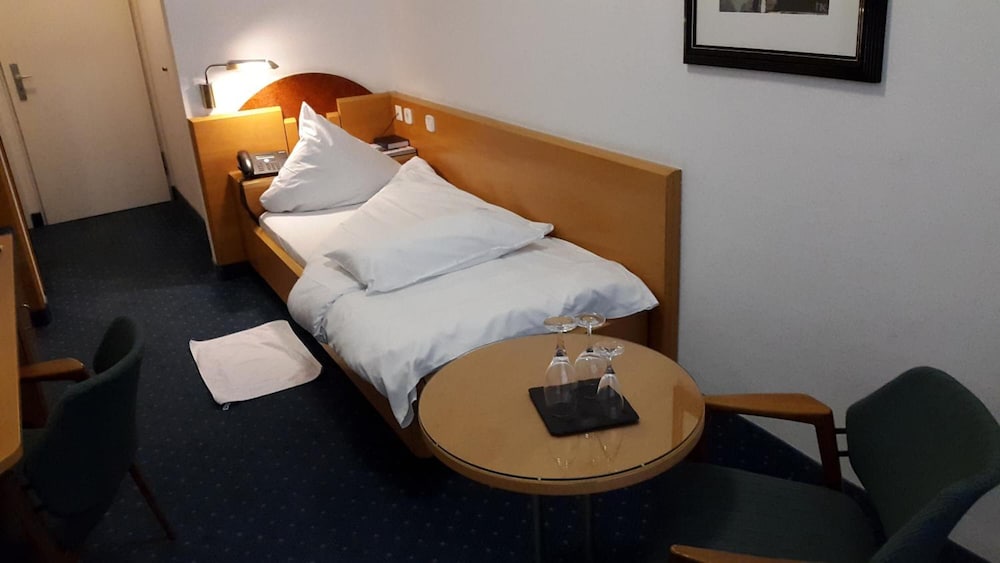 UNGER HOTEL 33/61