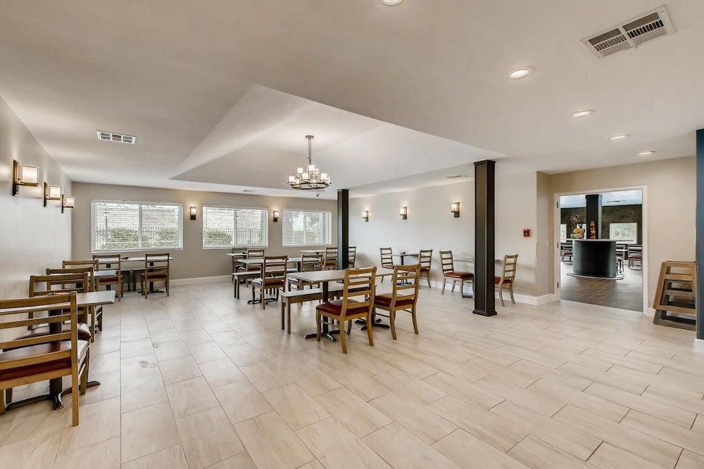 Orangewood Inn Suites Midtown 41/58