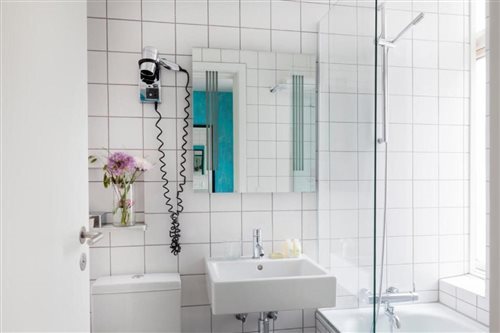 غرفة بسرير مزدوج أو سريرين منفصلين