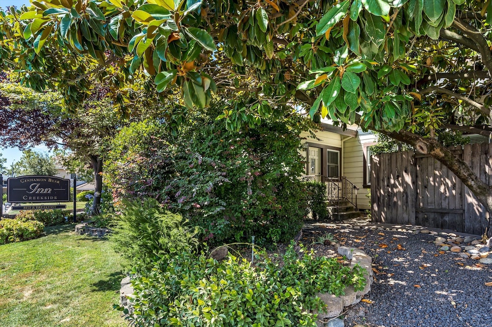 Cinnamon Bear Creekside Inn 53/59