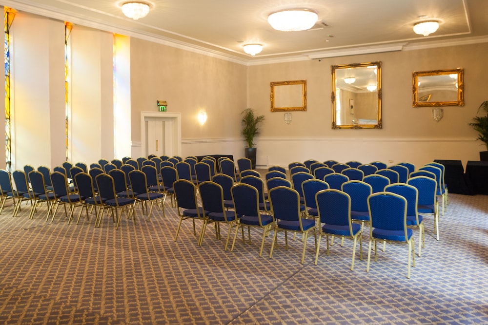 Castle Oaks House Hotel 52/58