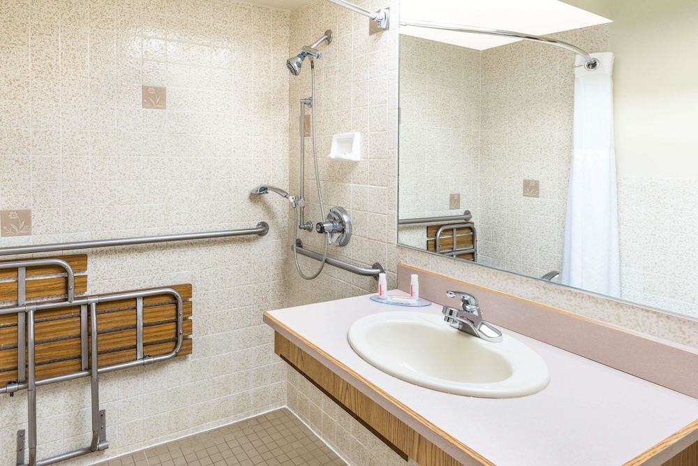 Days Inn by Wyndham Black Bear 4/19