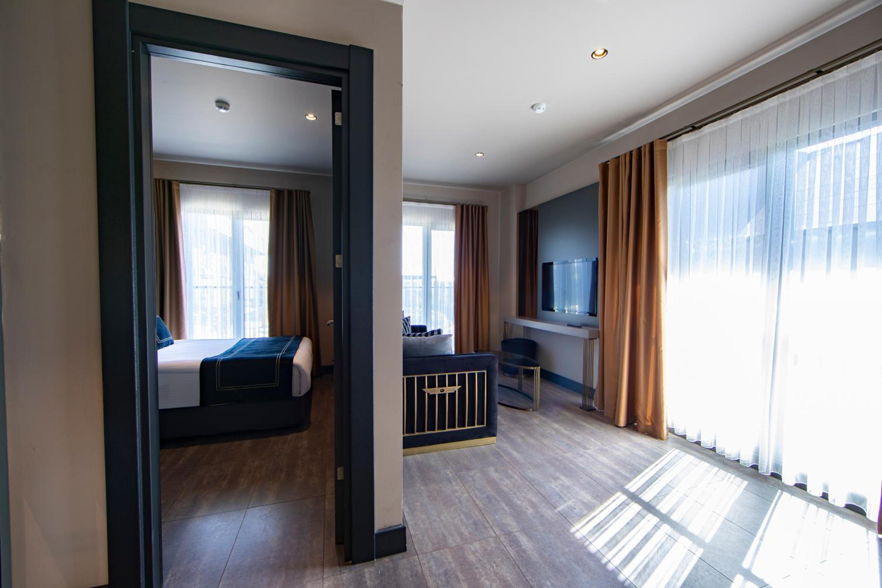 Junior Suite, Queen Bed, Garden View, Sofa