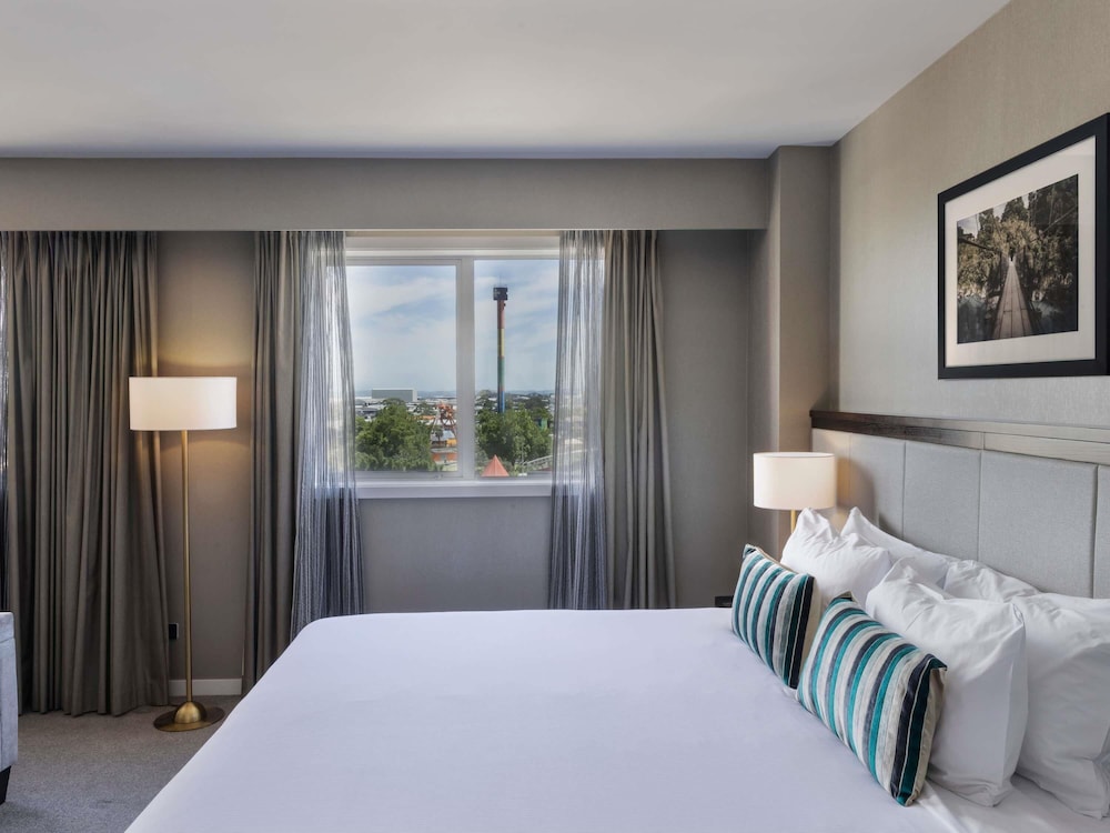 DELUXE, KING BED