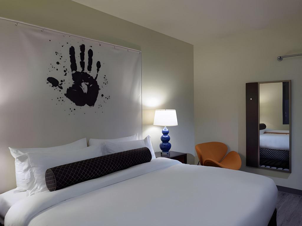 Suite, King Bed, Sofa, Accessible