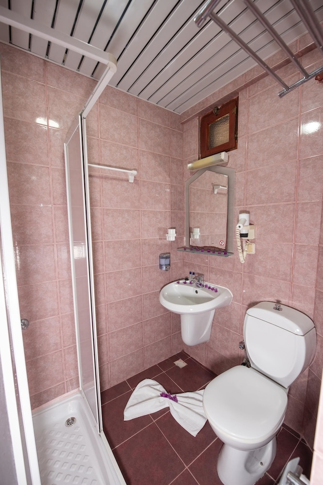 Belcehan Beach Hotel 33/34
