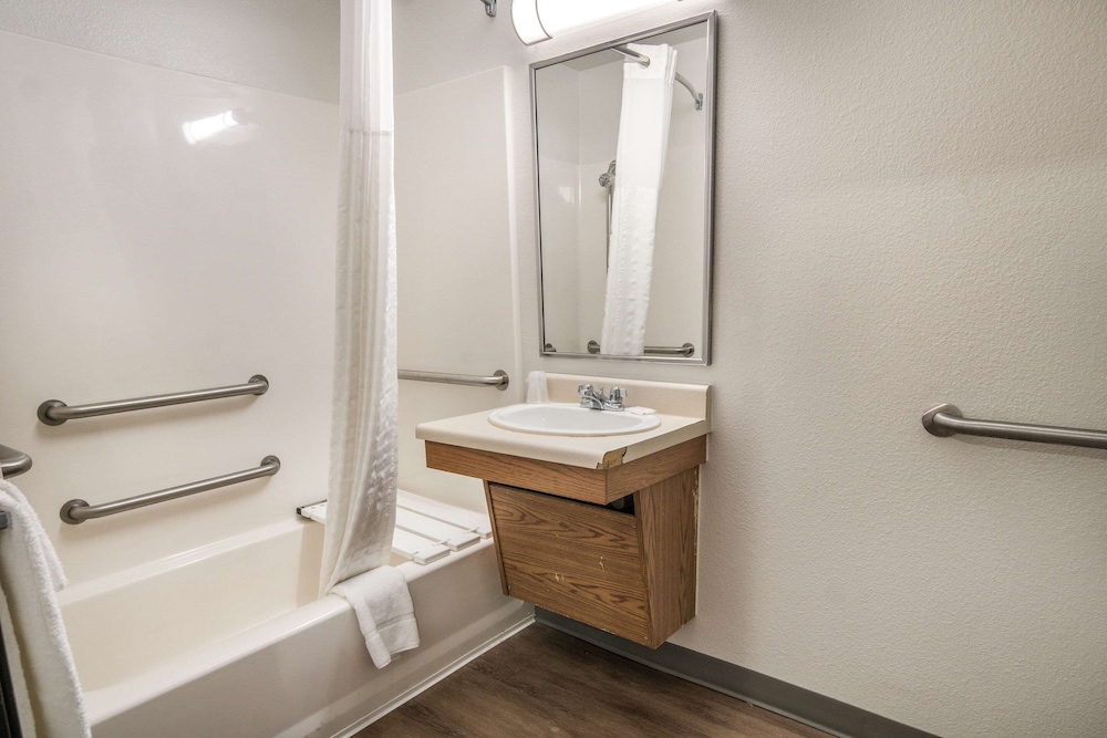 WoodSpring Suites Denton 33/35
