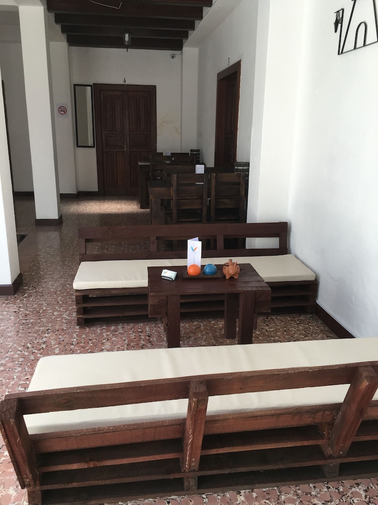 Feathers Hotel And Lounge - Hostel 47/60