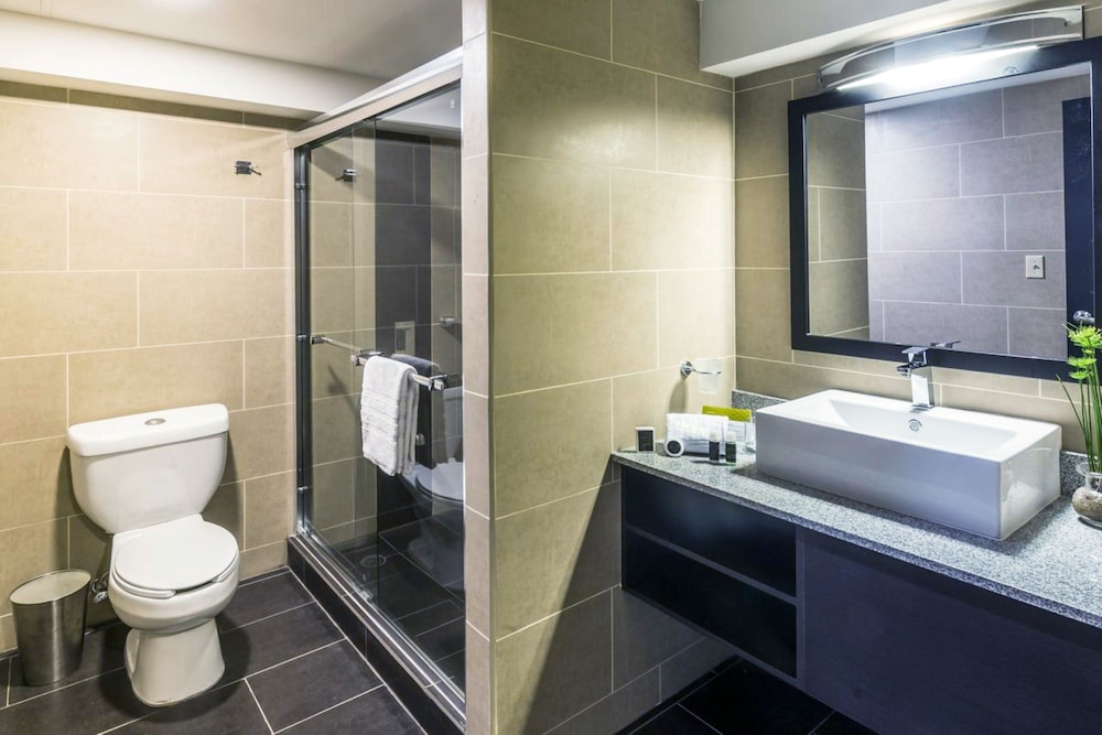 Urban Green Hotel & Suites 50/52