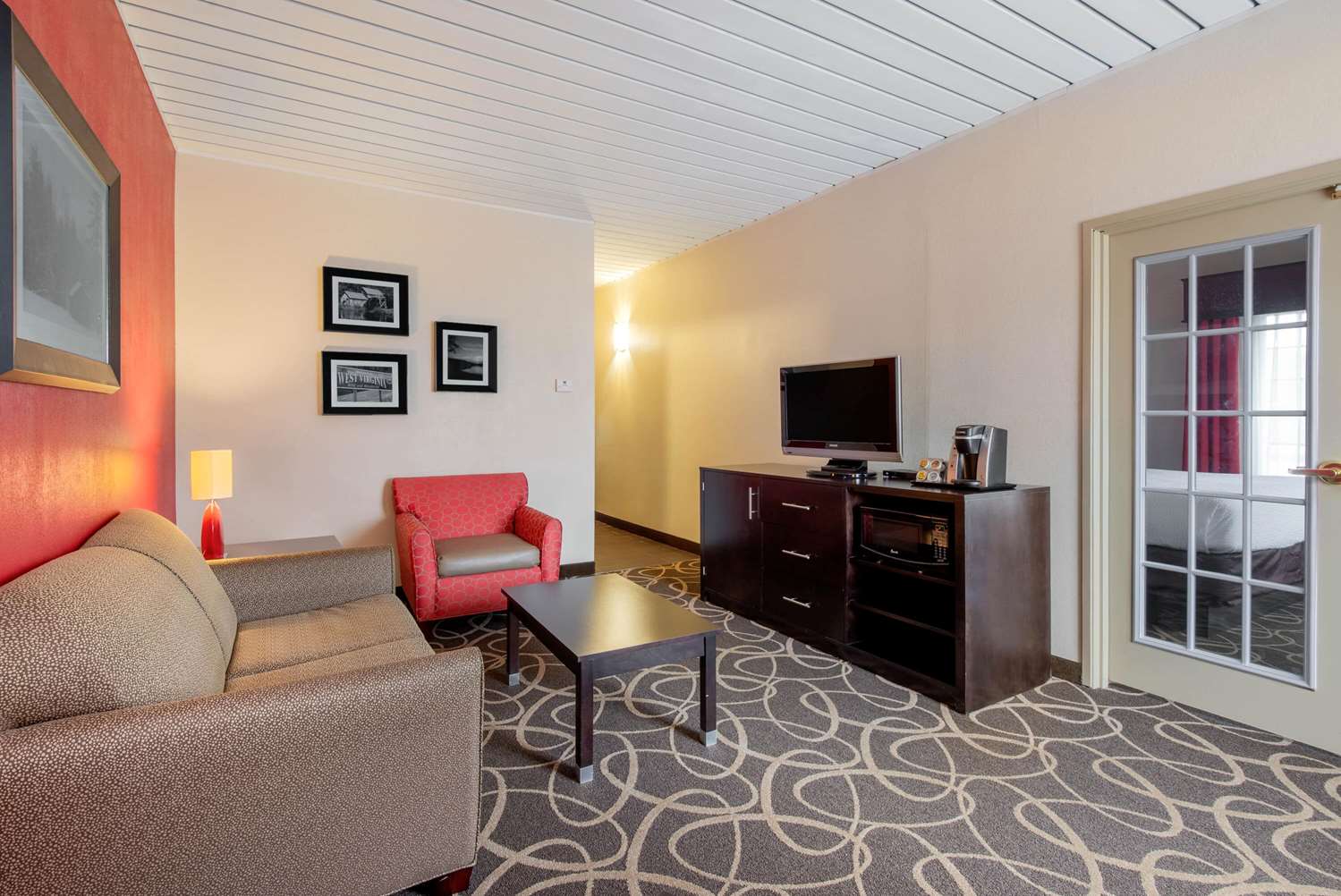 La Quinta Inn and Suites by Wyndham Elkview - Charleston NE 23/40
