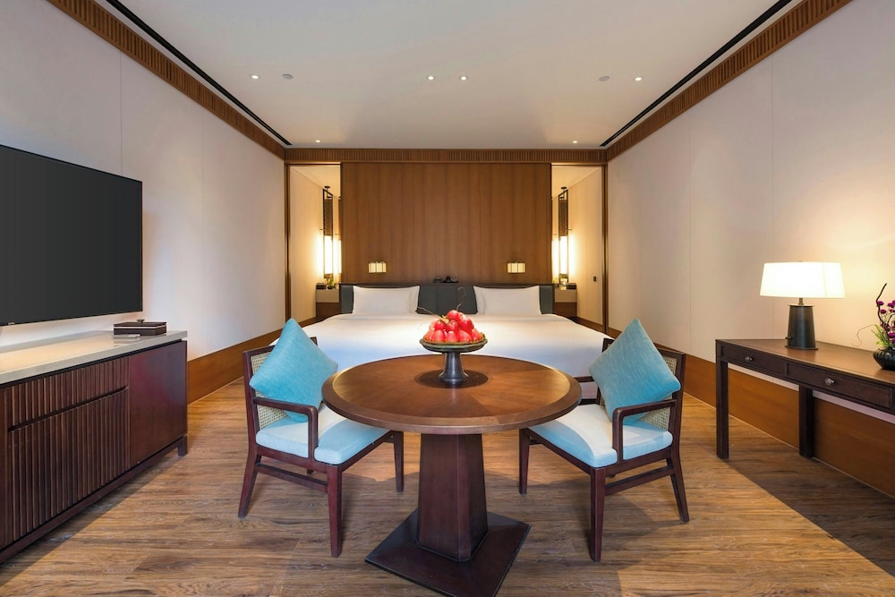 Room, King Bed, Pool Side