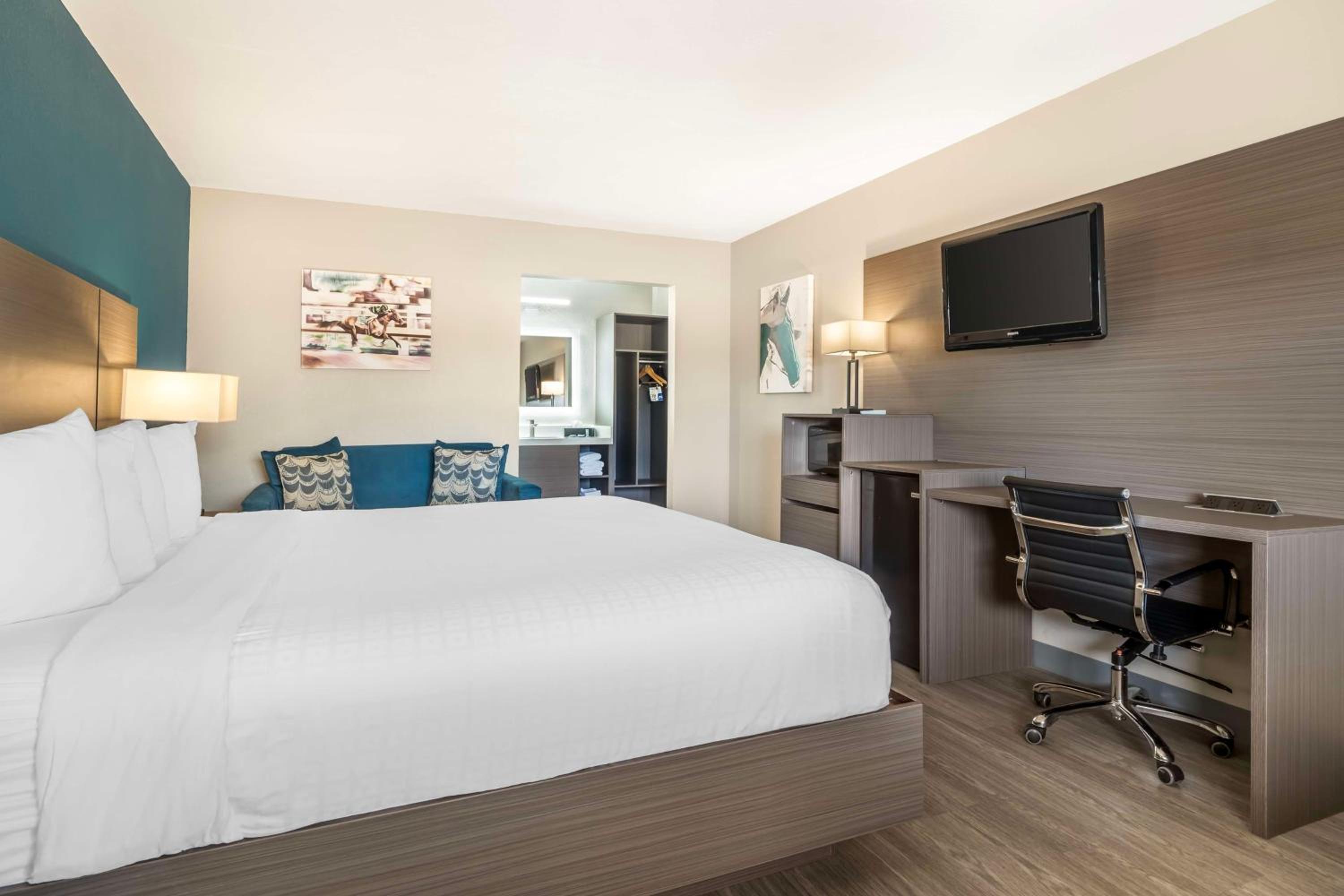 غرفة بسرير كينج مع أريكة، Best Western Green Tree Inn 2/10