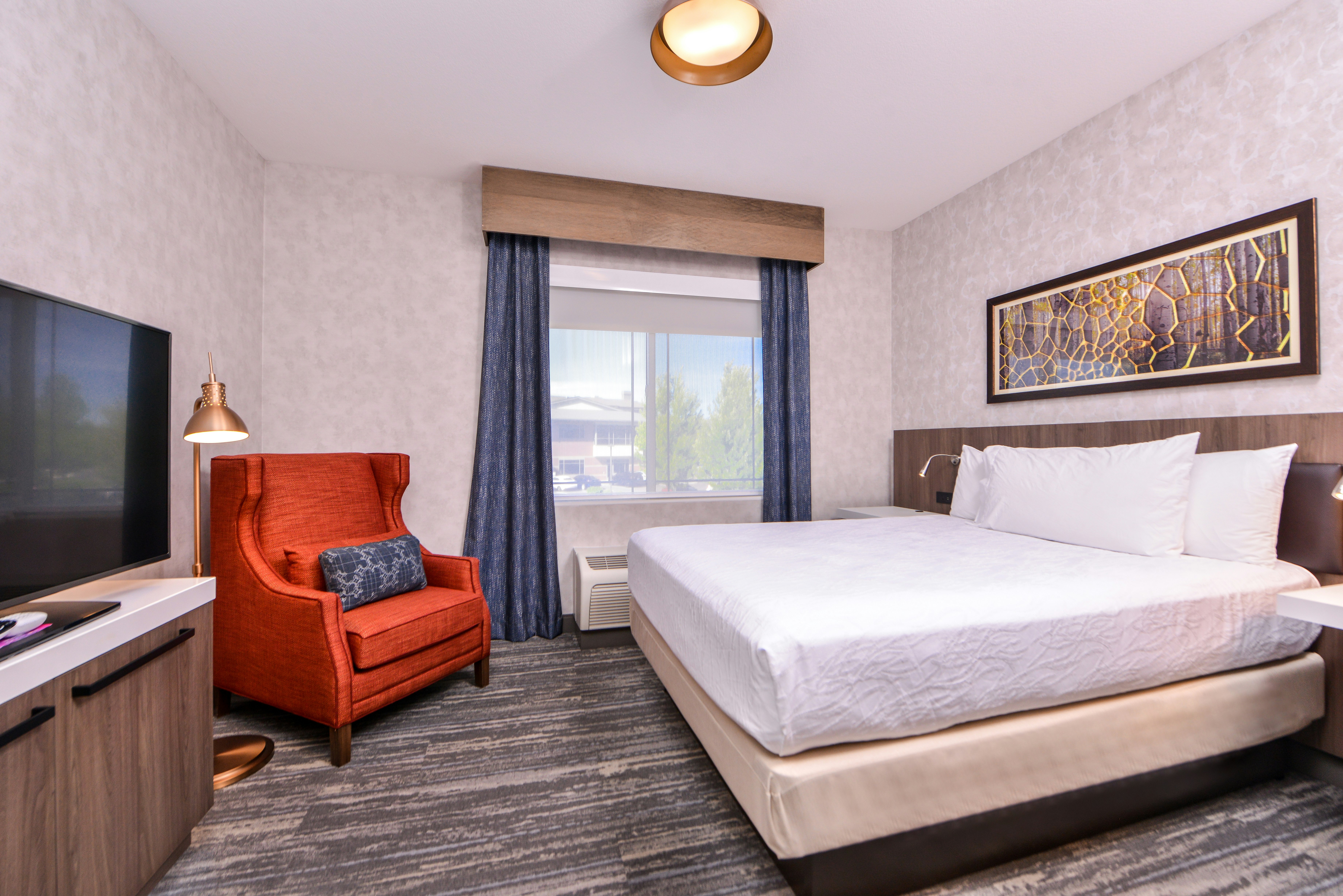 1 BEDROOM, SUITE, QUEEN BED, BALCONY