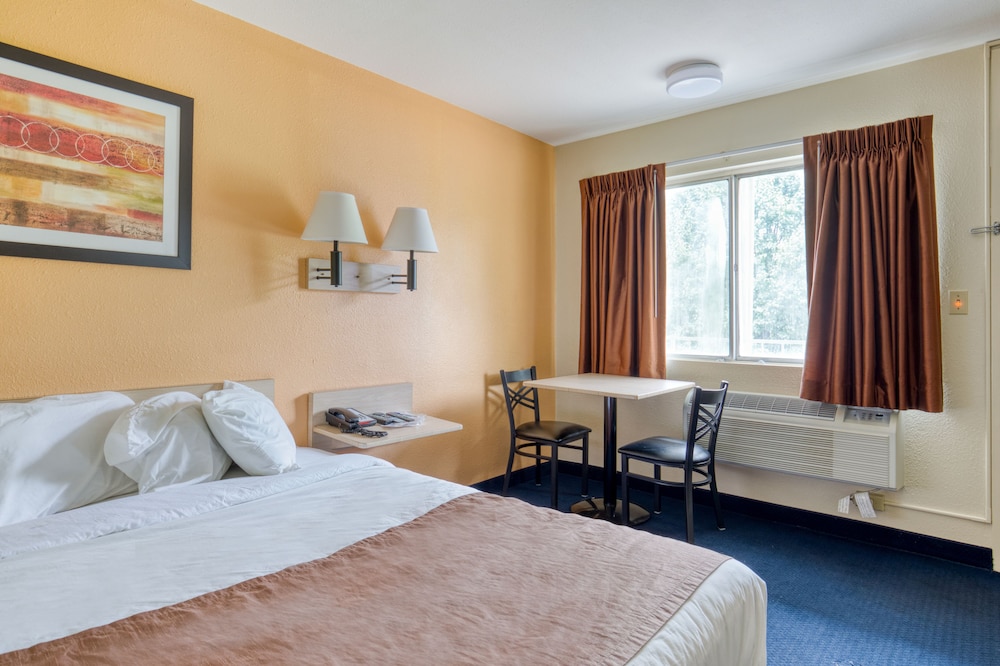 Days Inn by Wyndham New Philadelphia 10/36