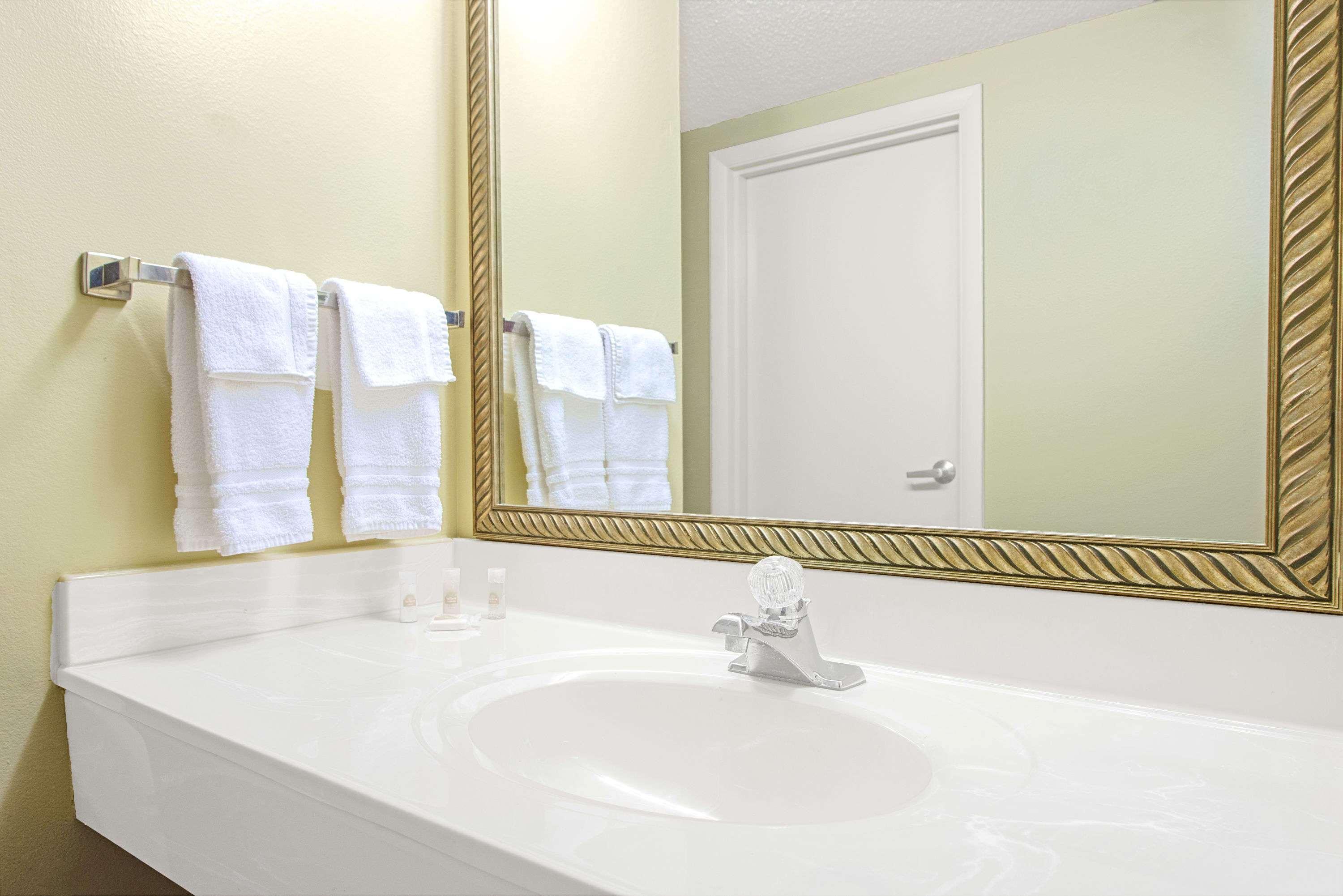 Days Inn & Suites by Wyndham St. Louis/Westport Plaza 27/27