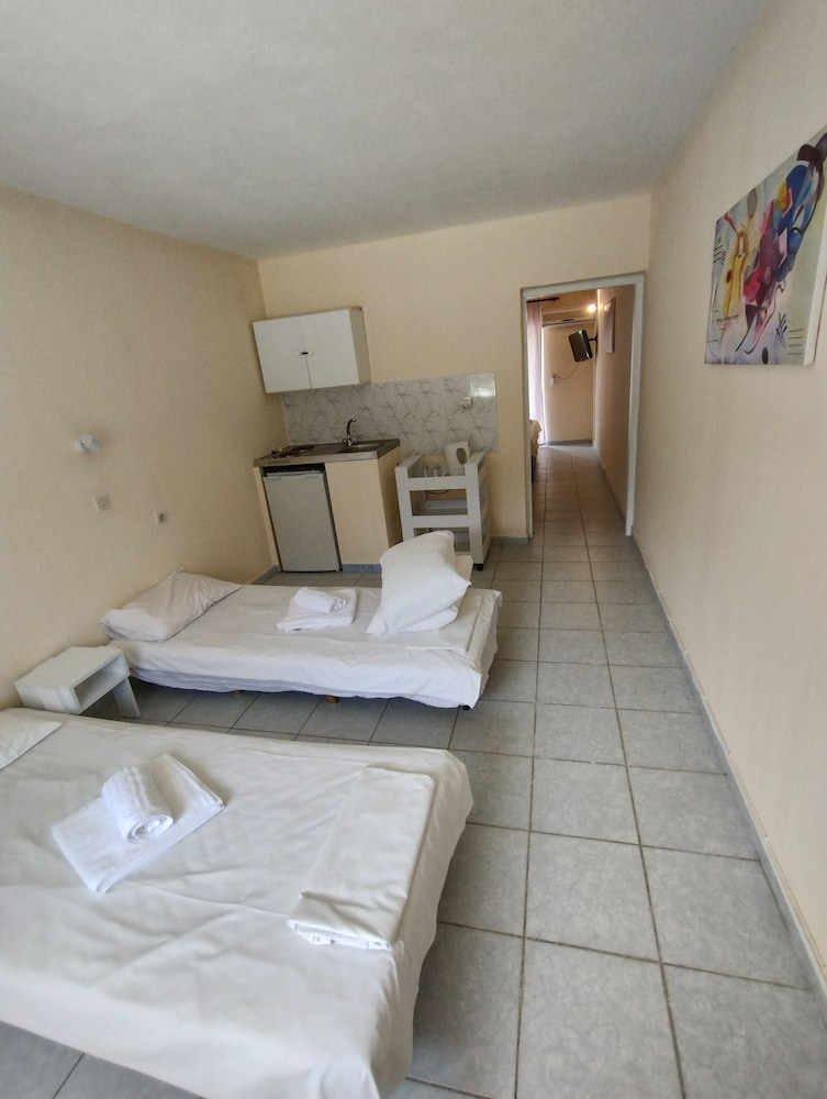 Leonidas Hotel & Studios 25/65