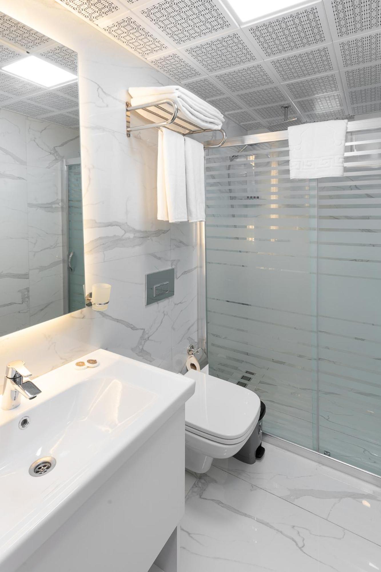 Theluna Suite Hotel 49/50
