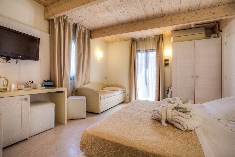 Ferretti Beach Hotel 17/65