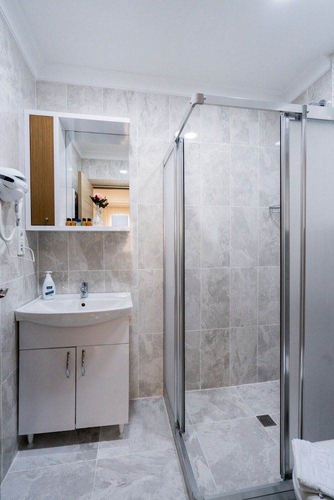 Atam Suites Apart 43/50