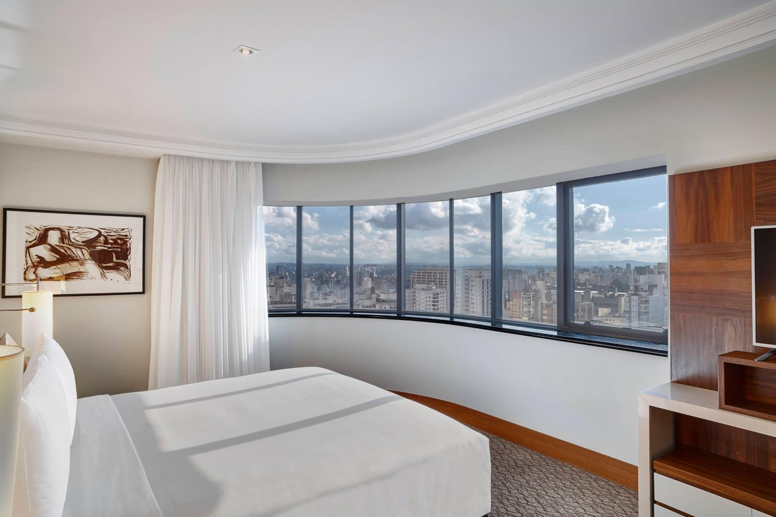 Junior Suite, King Bed, City View, Club Floor