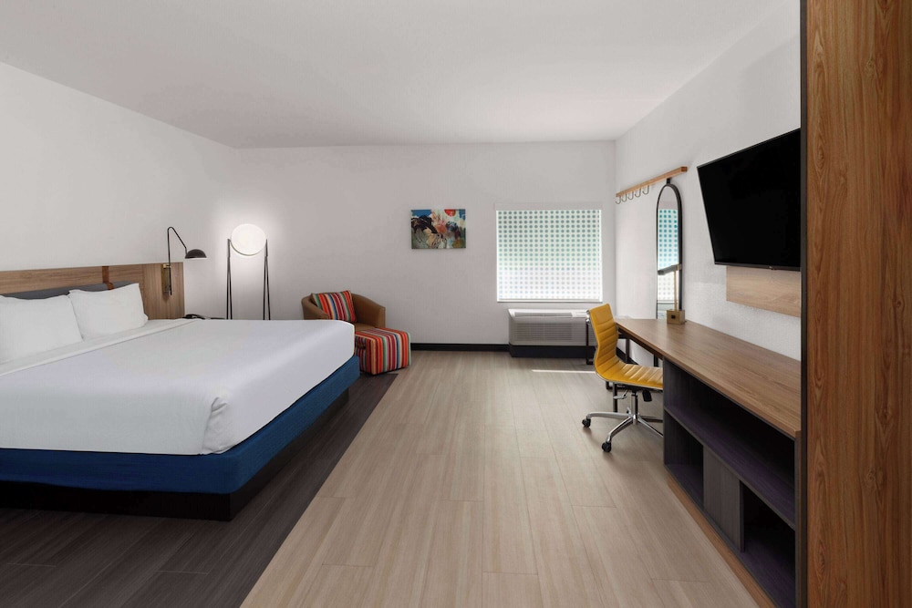 EFFICIENCY, KING BED, KITCHENETTE