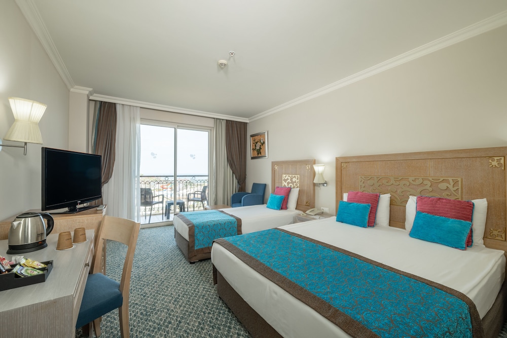 Standard, 1 Queen and 1 Single Bed, Partial Sea View