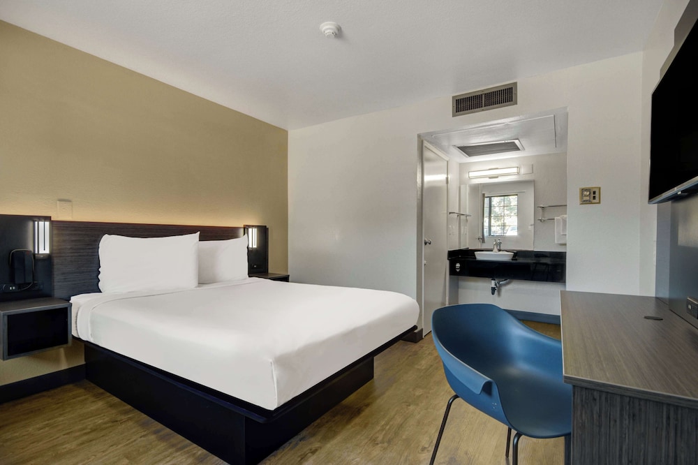 Motel6 Lompoc, CA 24/42