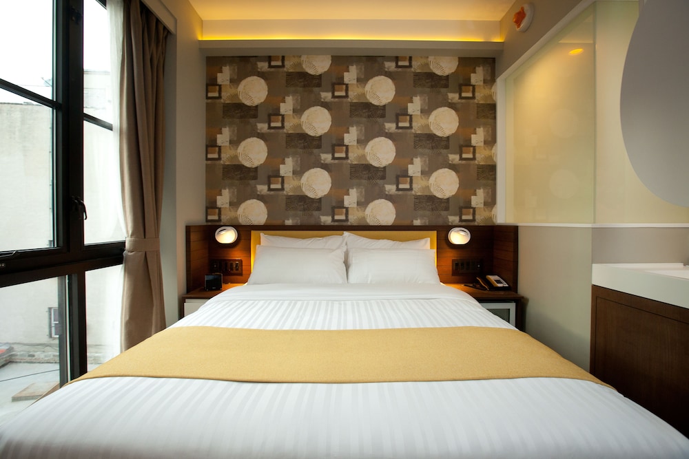 NobleDen Hotel 12/57