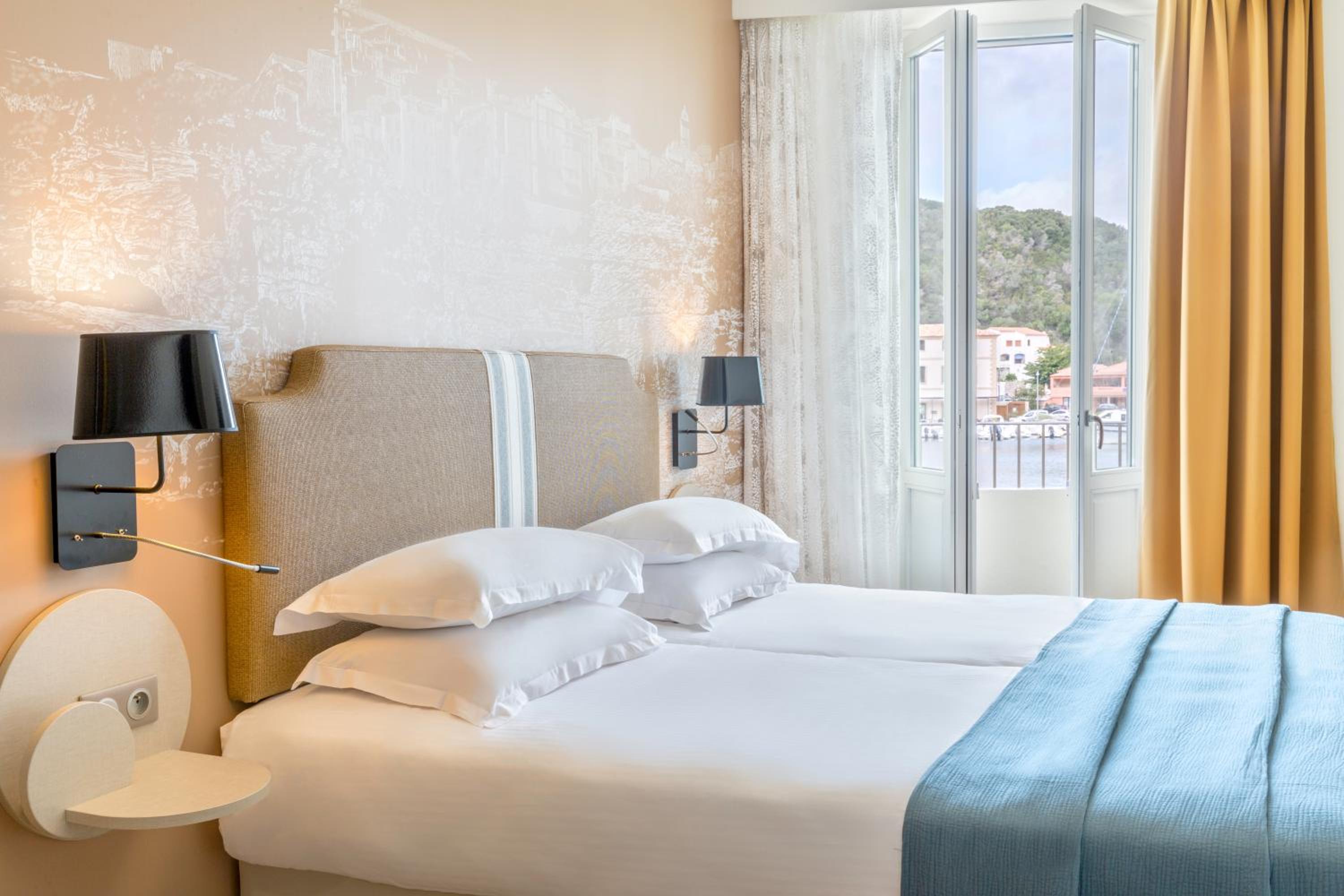 غرفة سوبيريور بسرير مزدوج بإطلالة على المرفأ، Best Western Hotel Du Roy D'aragon 4/9
