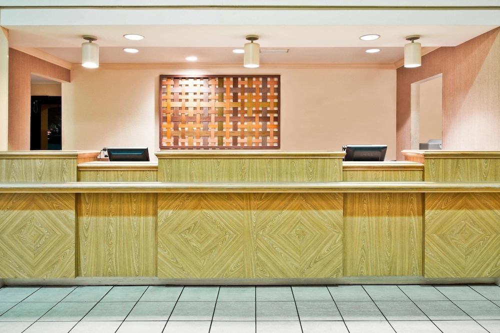 La Quinta Inn & Suites by Wyndham Ft Lauderdale Cypress Cr 12/44