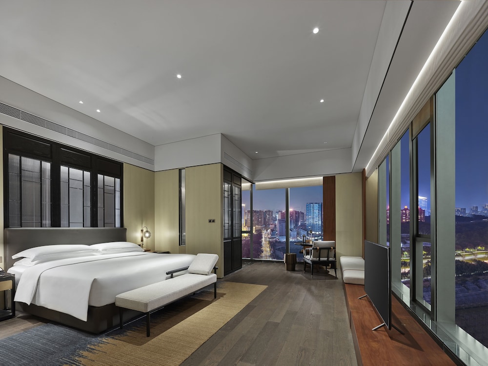 1 Bedroom, Suite, King Bed, Dining Area