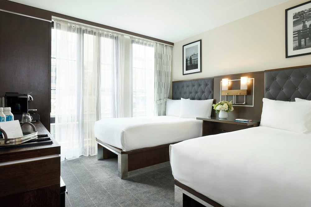 GUEST ROOM, DOUBLE OR TWIN BED, EMPIRE BUILDING VIEW, BATHTUB, ACCESSIBLE