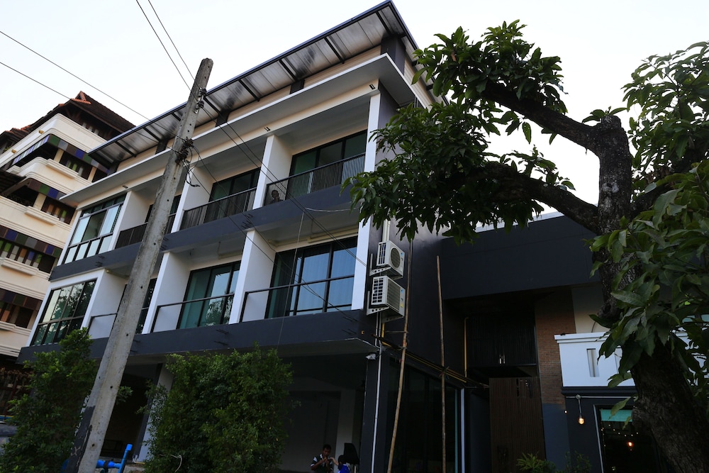Azz Hotel 1/43