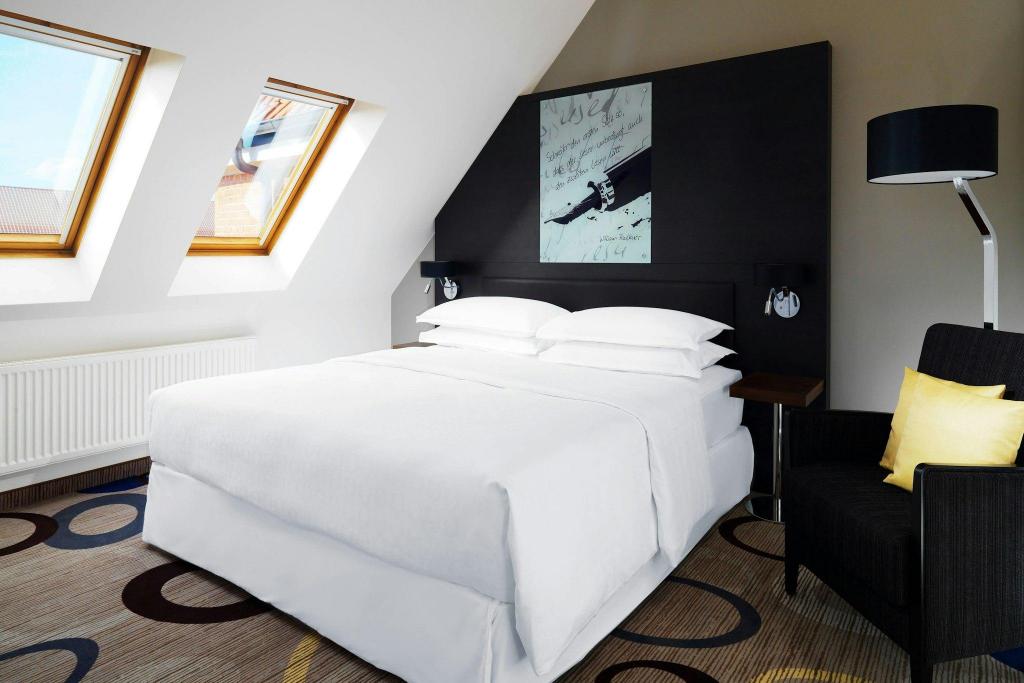1 Bedroom, Art, Suite, King Bed, Club Lounge Access