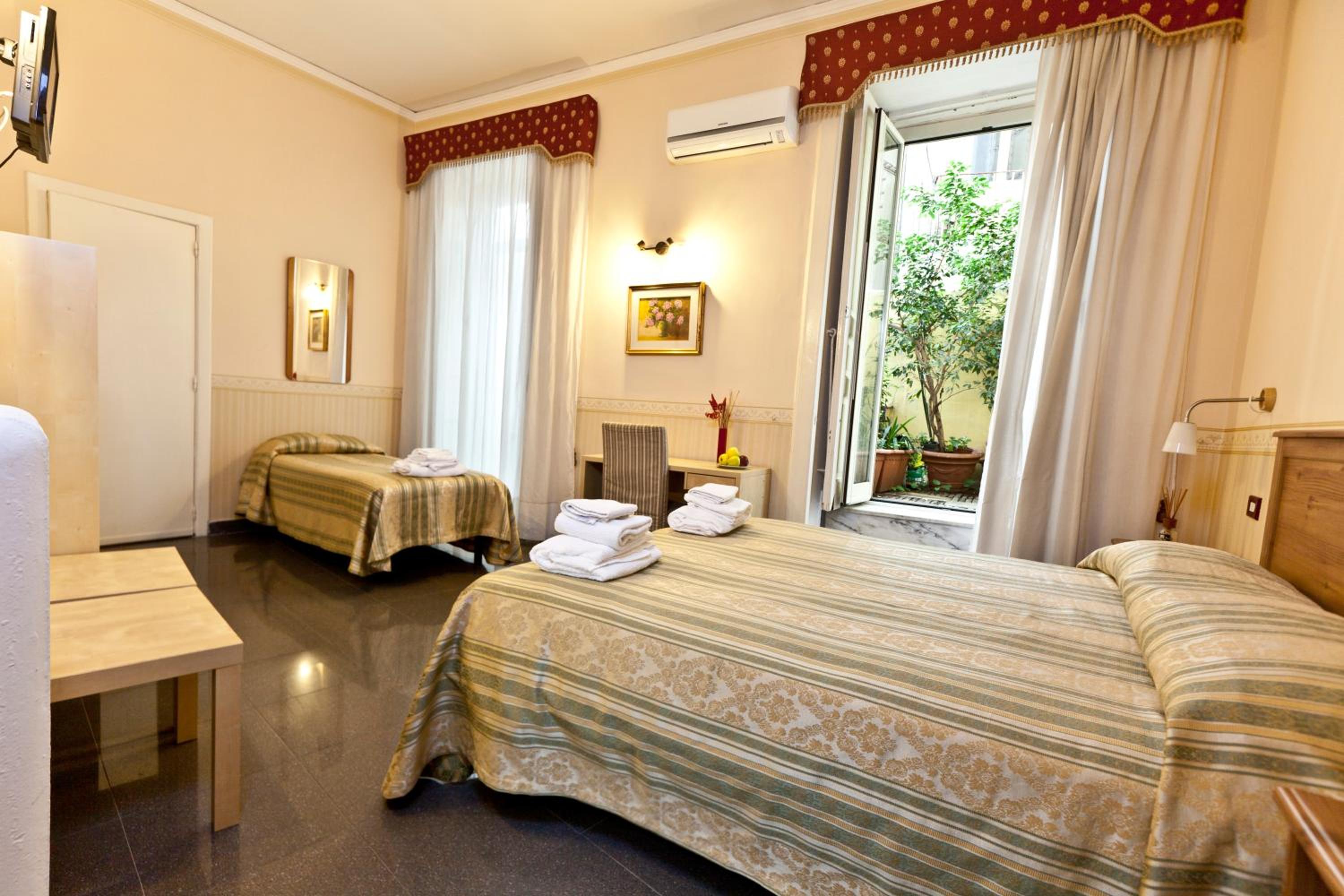 Room, Triple