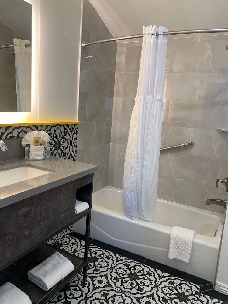 Oasis Inn & Suites 42/50