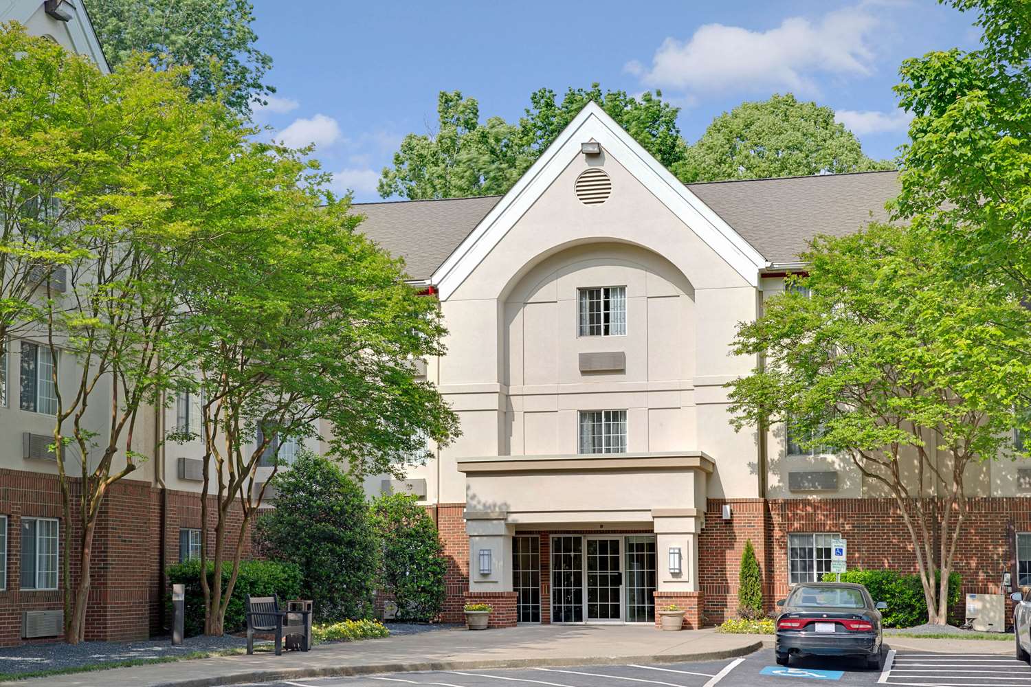 Suburban Studios Charlotte - Executive Park 1/10