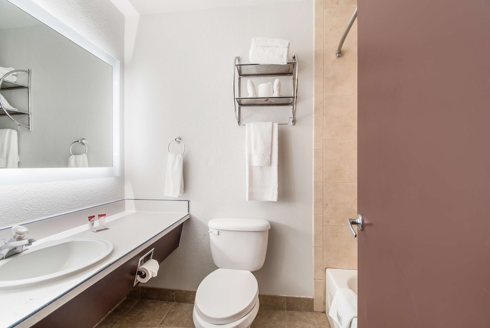 Red Lion Inn Suites Vancouver 9/53