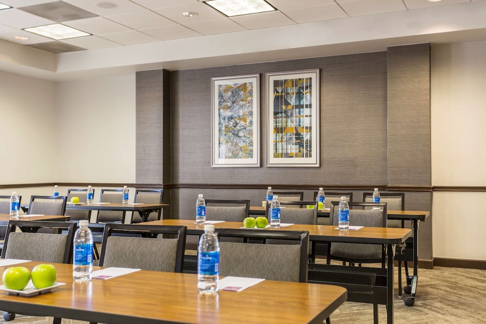 Hyatt Place Phoenix North 60/68
