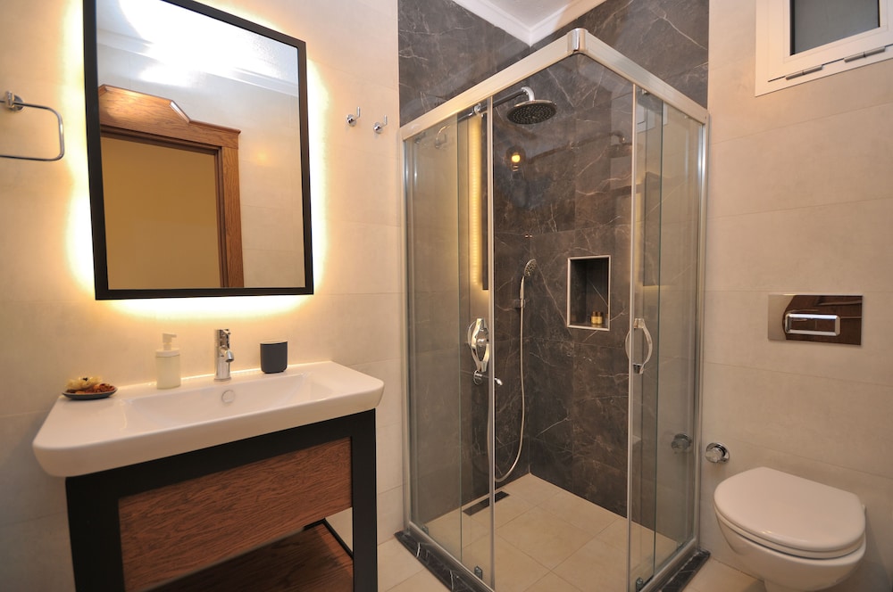 Brothers Cesme Boutique Hotel 31/33