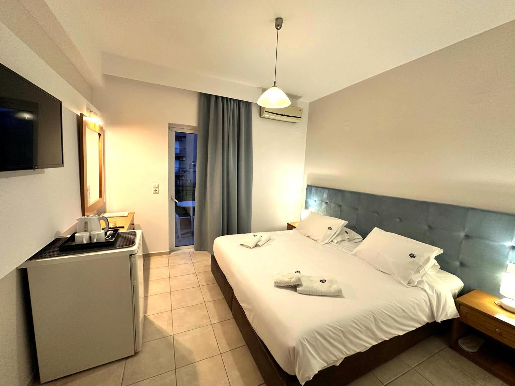 SINGLE ROOM